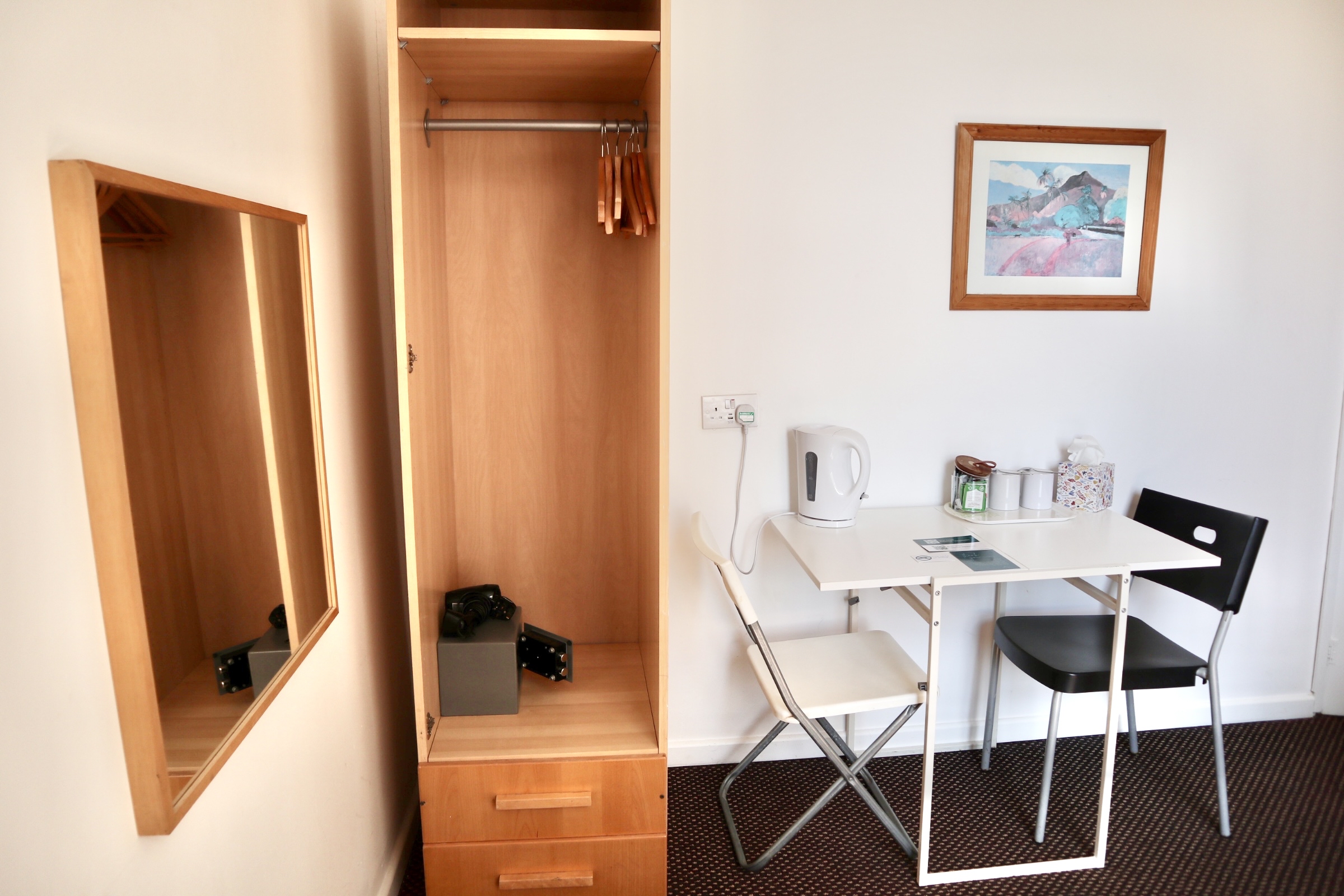 Twin Ensuite Room thumbnail 4
